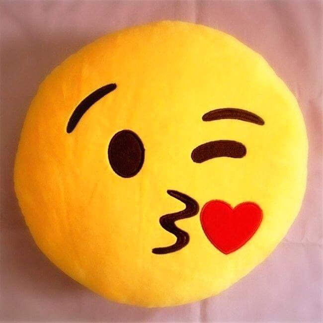 Kiss Emoji Profile DP