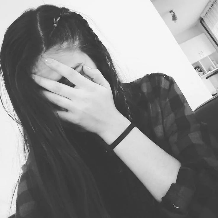 Face hiding girl WhatsApp Dp