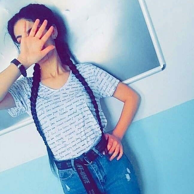 Hidden face girl Instagram profile picture