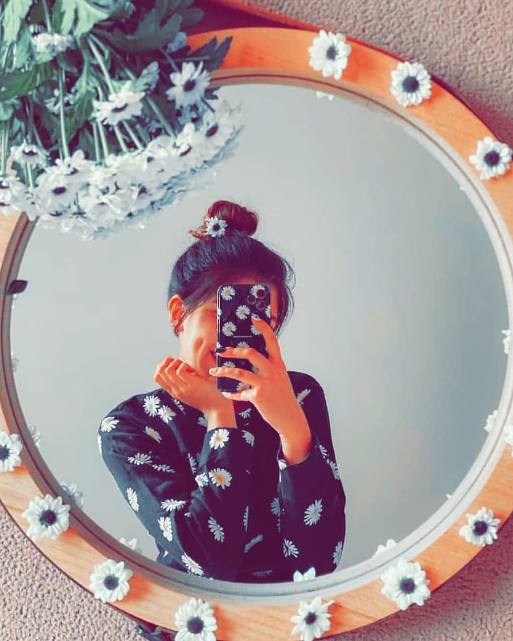 Girl mirror selfie Instagram profile picture