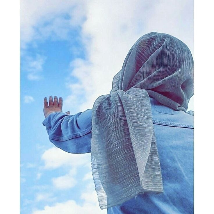 Girl looking on sky Instagram profile picture
