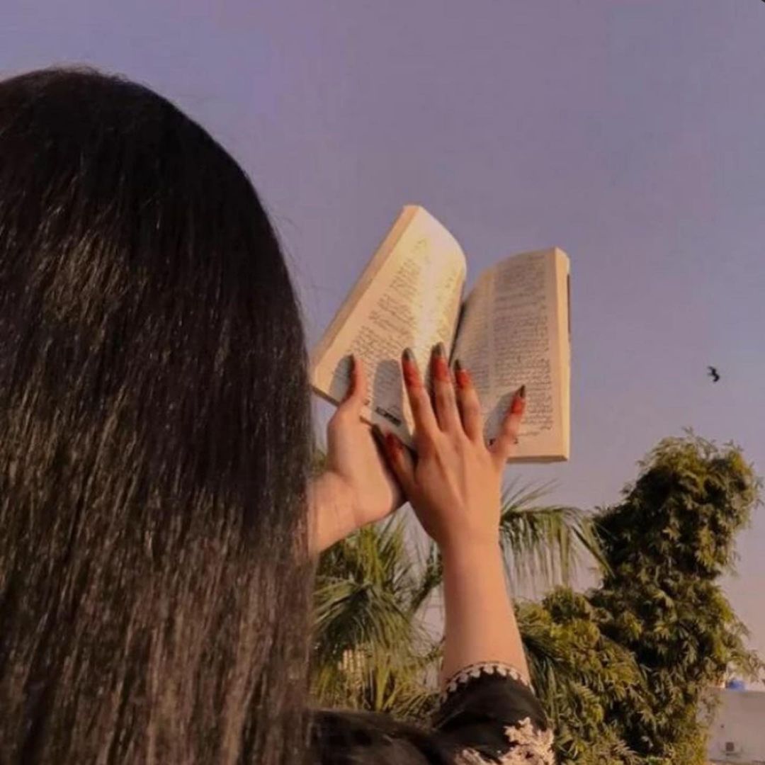 Girl reading book Dp for Instagram