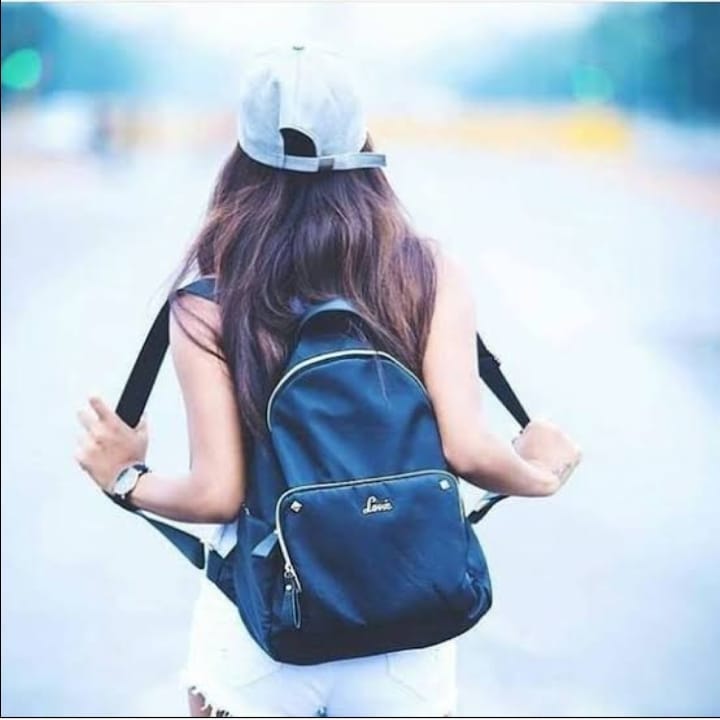 girl with bag dp