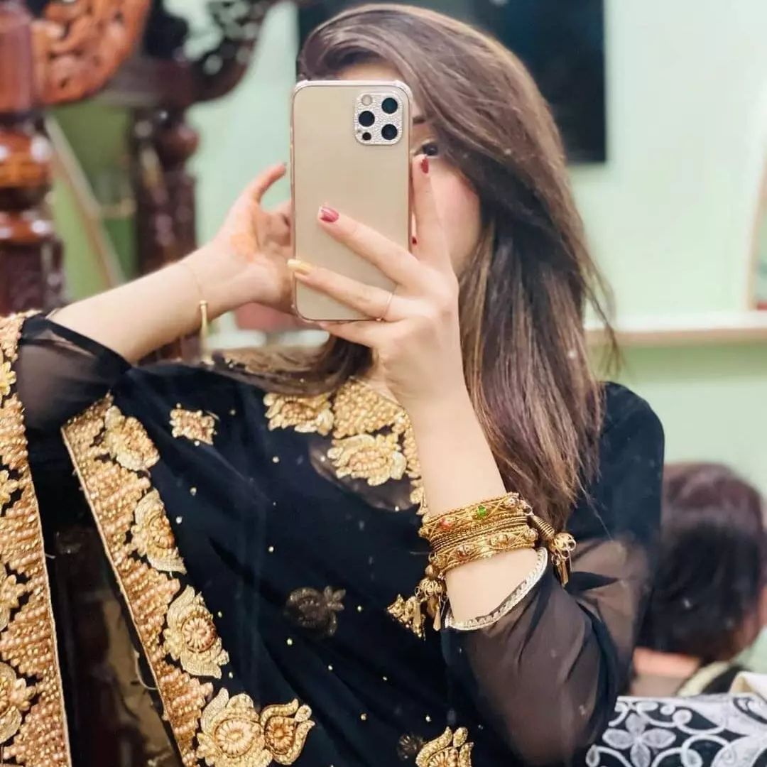 Girl with iPhone Dp