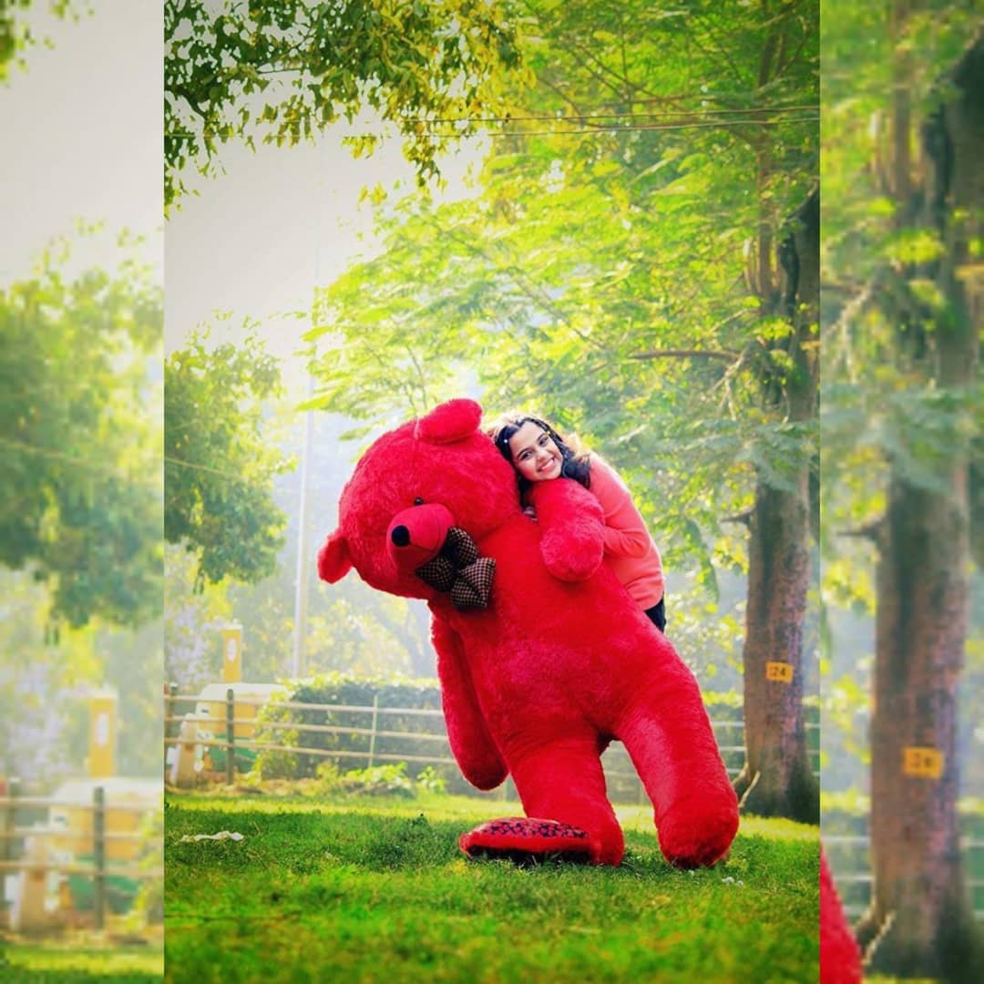 Girl with teddy bear dp